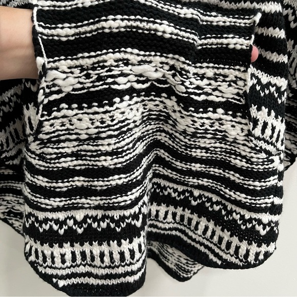 The Limited black white southwestern Aztec poncho knit sweater turtleneck Medium - Picture 4 of 9